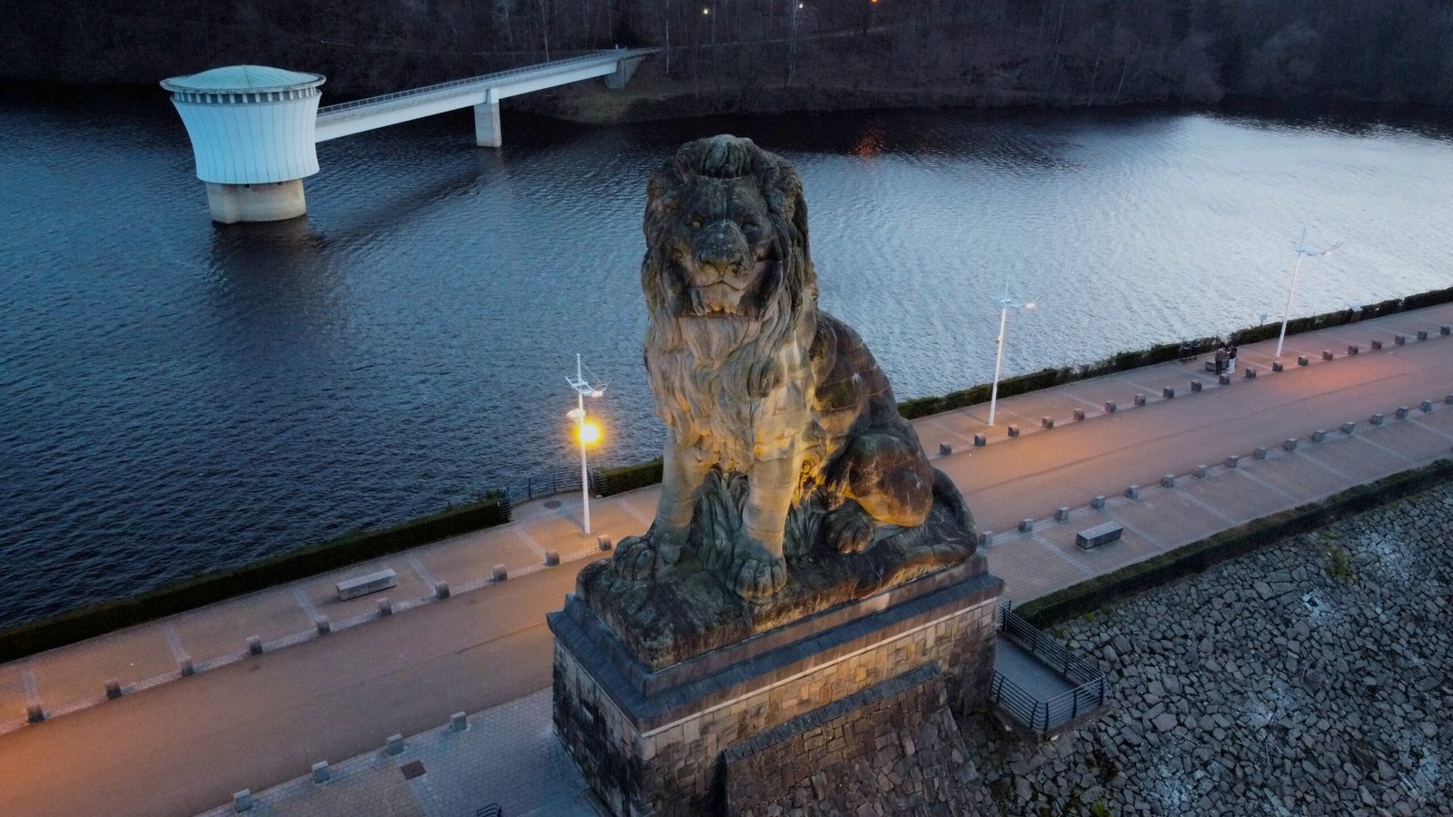 Leeuwenstandbeeld op waterdam Professionele Drone Video en Fotografie